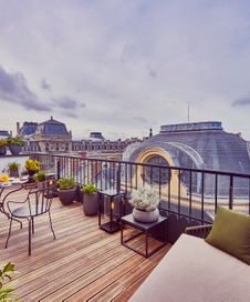 and Rooftop Suite terrasse with that magical view of the Louvre's roof